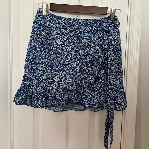 Mini wrap a round skirt, size small - Picture 4 of 4